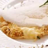 Frango desfiado e temperado com requeijão cremoso.