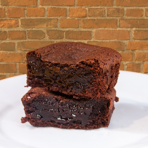 Delicioso brownie de chocolate em porção individual.