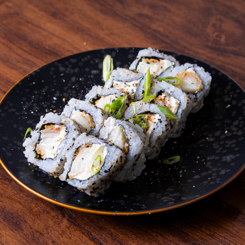 Cebola empanada com arroz e cream cheese.
