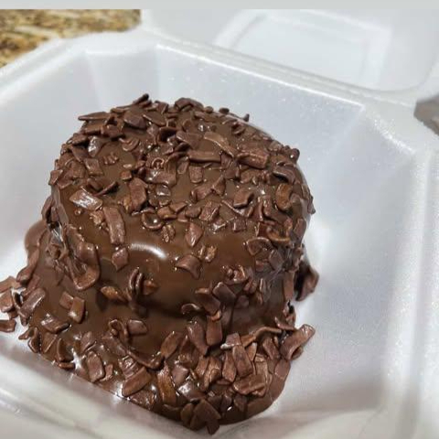 Massa de chocolate, recheio de brigadeiro belga trufado e finalizado com granulado
