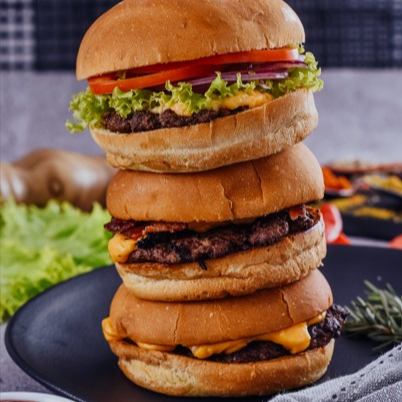 Trio Smash Classic com nosso famoso american cheese, Bacon com cebola caramelizada, Salada( alface, cebola, tomate