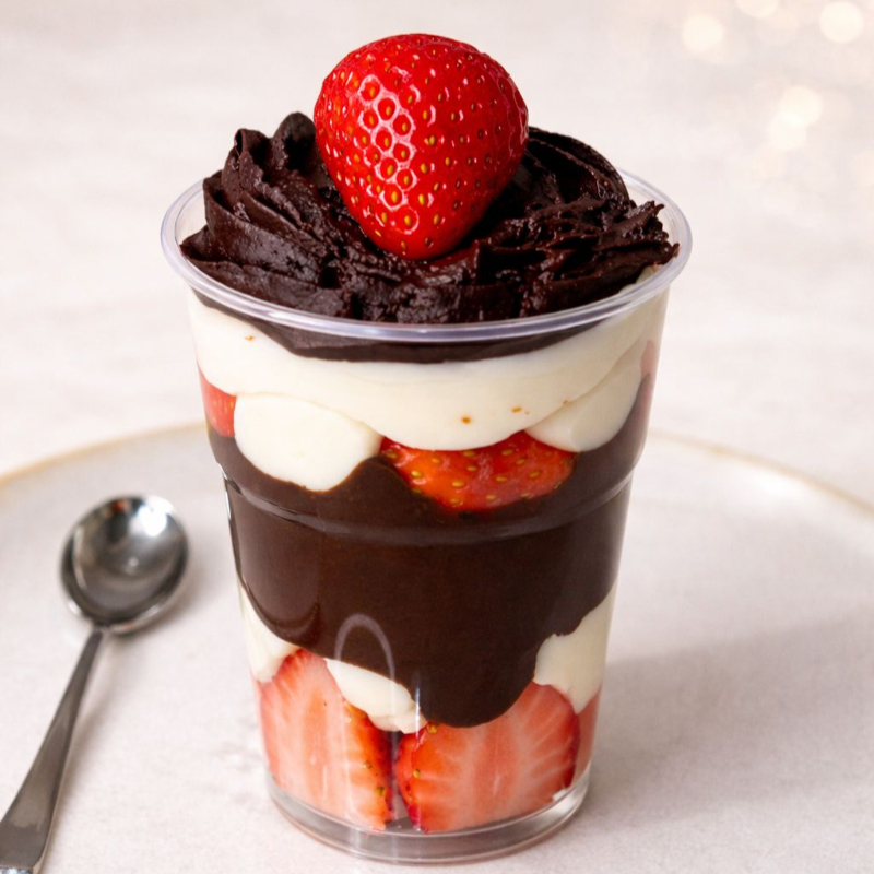 Prepare-se para se apaixonar! Camadas generosas de creme de Ninho suave, chocolate cremoso e morangos fresquinhos que deixam cada colherada irresistível. Finalizado com creme de chocolate e um morango inteiro no topo — uma verdadeira explosão de sabor e felicidade em cada detalhe!