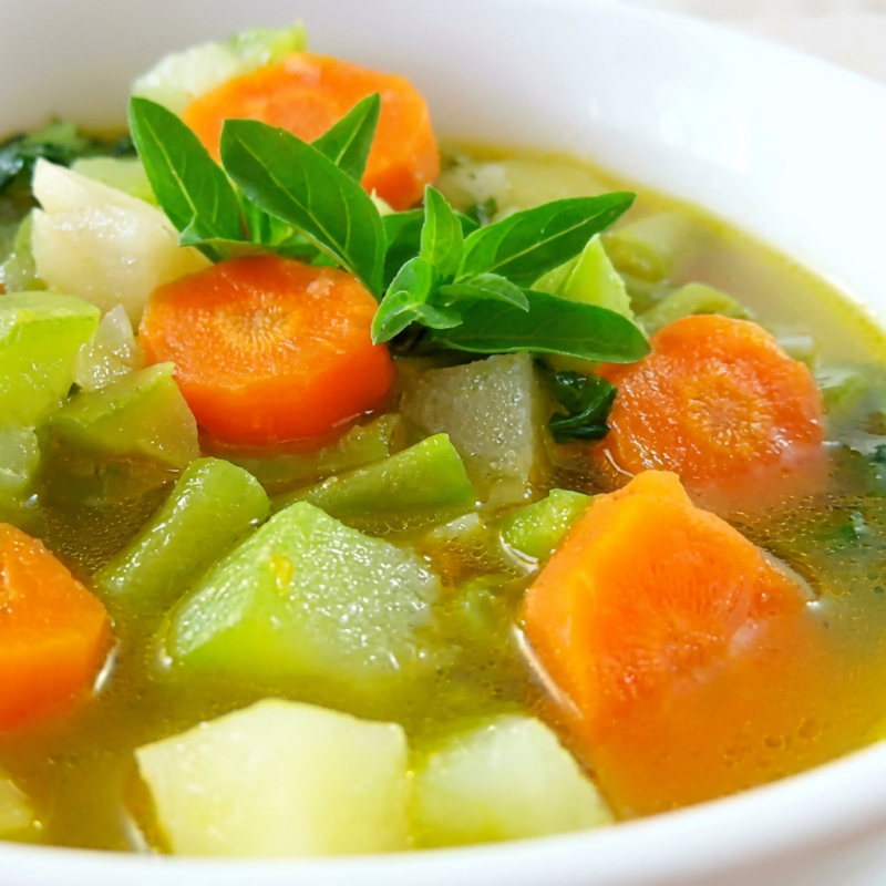 Legumes em cubos: batata, cenoura, abóbora, Brócolis, salsa, couve manteiga rasgadinha, vagem, cebolinha, macarrão de sopa opcional Para aquecer, basta remover a tampa e colocar em até 5 minu