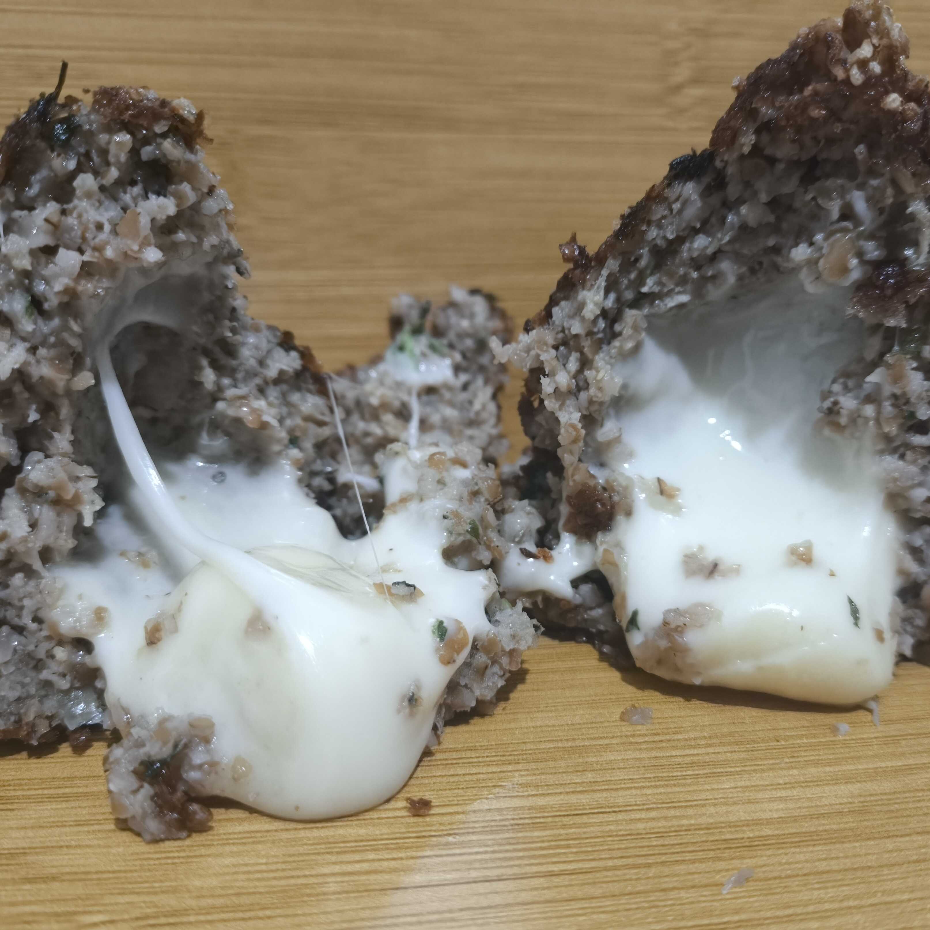 uma deliciosa coxinha feita com todos os ingredientes de quibe, super recheada com mussarela.