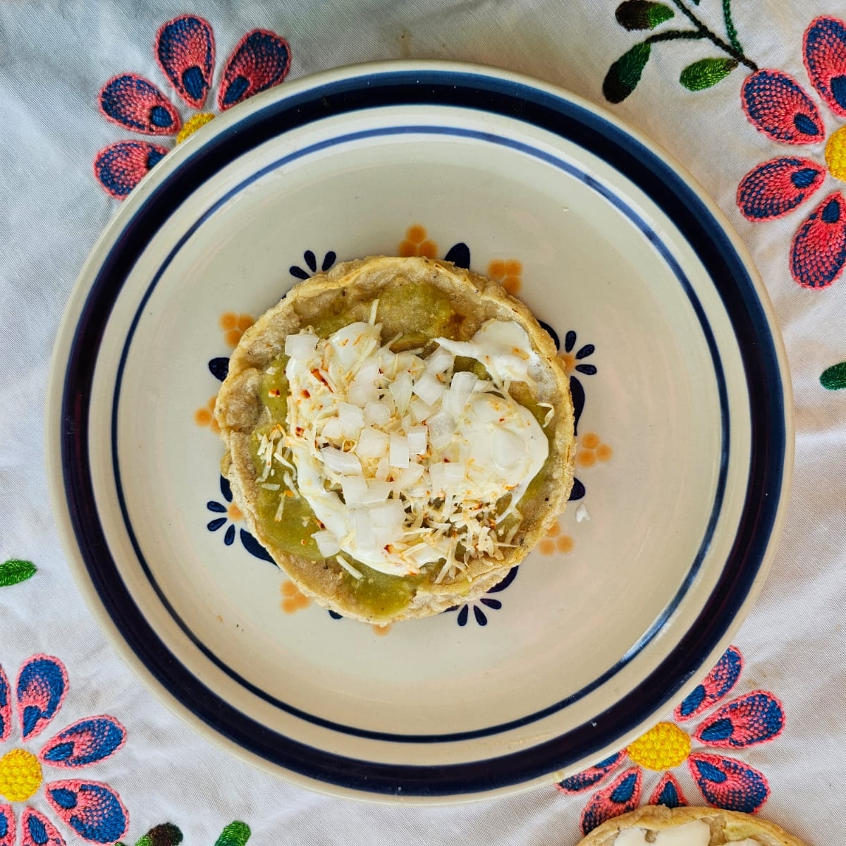 Sope Sencillo Salsa Crema y Queso