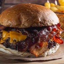 Pão Macio, 120 grs de Carne samsh (duas de 60 grs cada) Queijo de qualidade, Bacon, ketchup, gotinha de mostarda e molho da casa. Acompanha Fritas pequena e lata de Coca Cola.