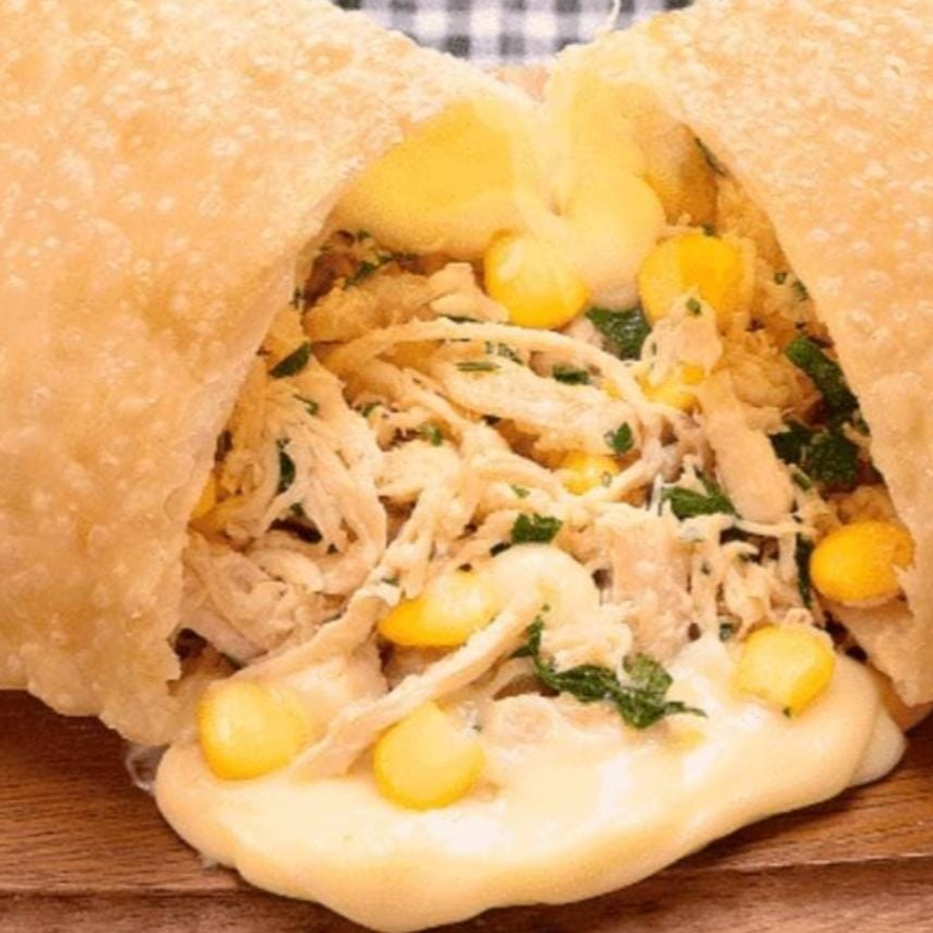 massa crocante sequinha, 20cm, recheada com frango desfiado temperado, queijo tipo mussarela, milho verde, catupiry, orégano.