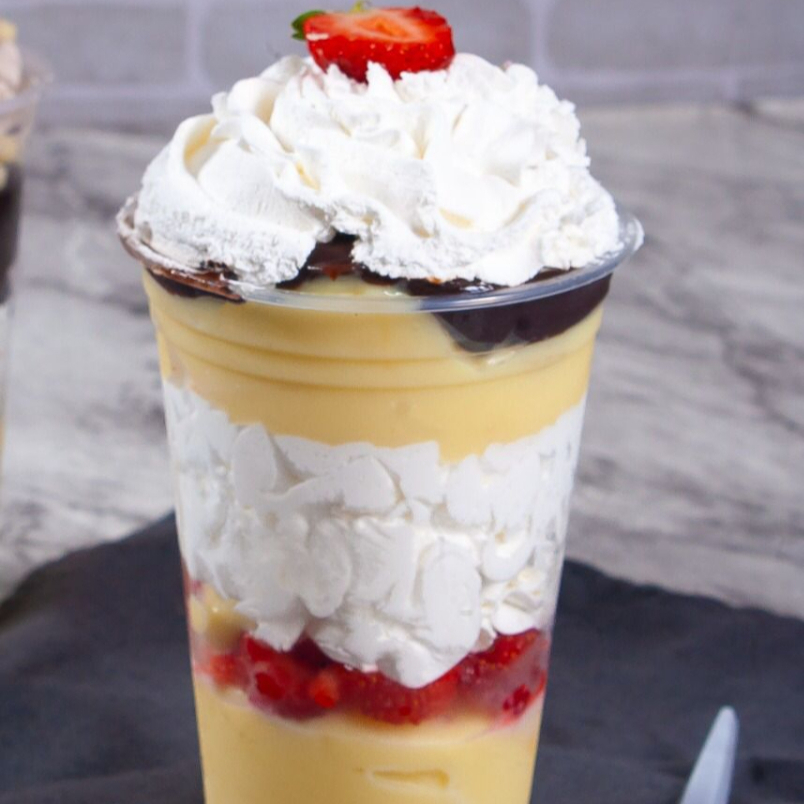 Creme de ninho, creme de chocolate, mousse de ninho e morango