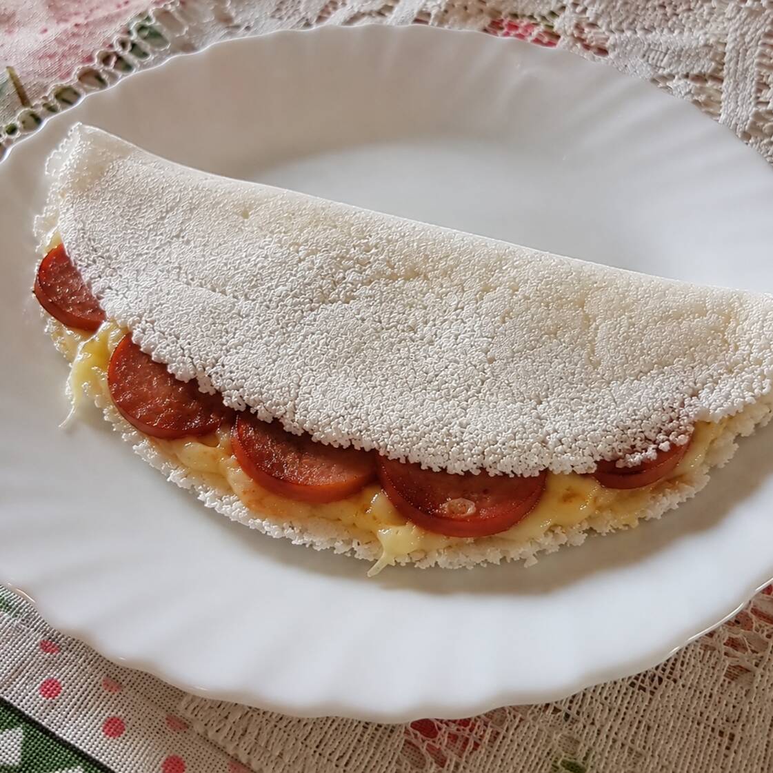 tapioca de calabresa picada com queijo mussarela .