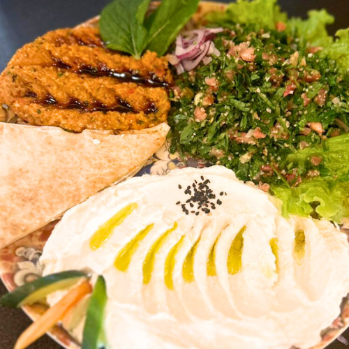 Desfrute do Sahen Kibe Cru Vegano, uma reinterpretação autêntica e deliciosa do tradicional prato do Oriente Médio. Este prato executivo é preparado com um kibe cru vegano irresistivelmente saboroso e uma pasta de coalhada seca perfeitamente equilibrada, proporcionando um contraste de sabores excepcional. Acompanha uma refrescante salada de tabule, preparada na hora e repleta de ingredientes fresc