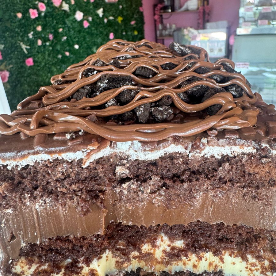 Massa de chocolate Recheio de ninho, brigadeiro, Oreo e Nutella