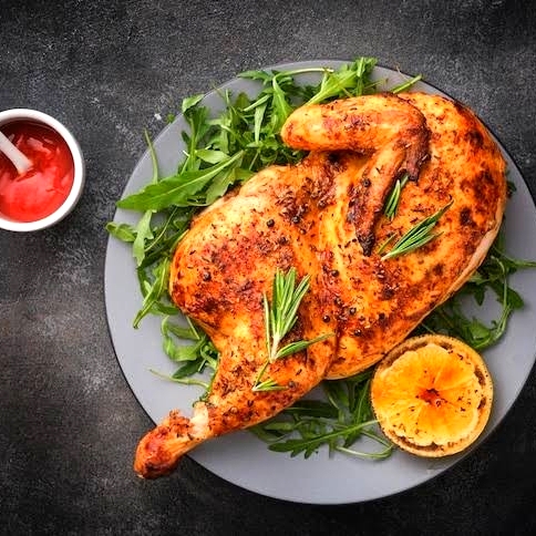 Aquele meio franguinho assado no ponto certo, com aquele sabor defumado da brasa que a gente ama. Suculento, macio e perfeito pra matar a fome com estilo!