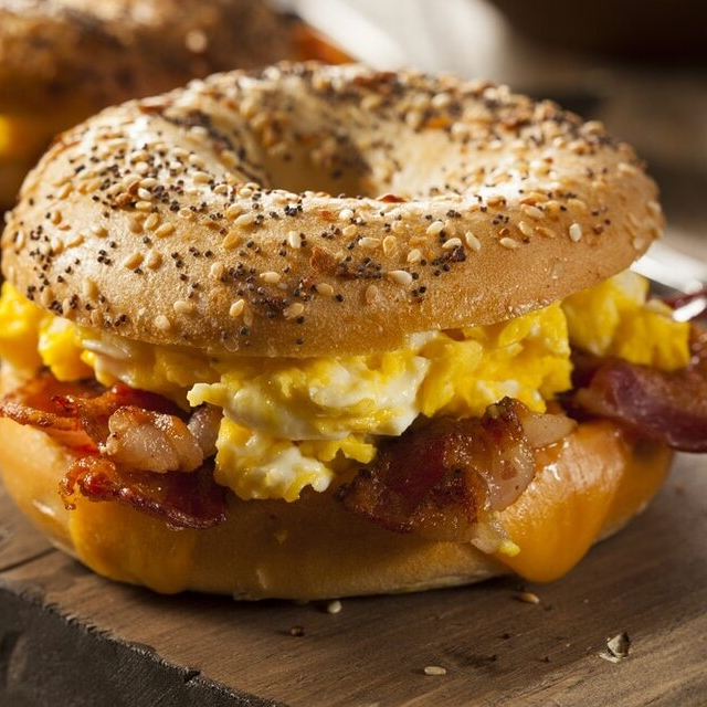 Bagel Pesto & Huevo