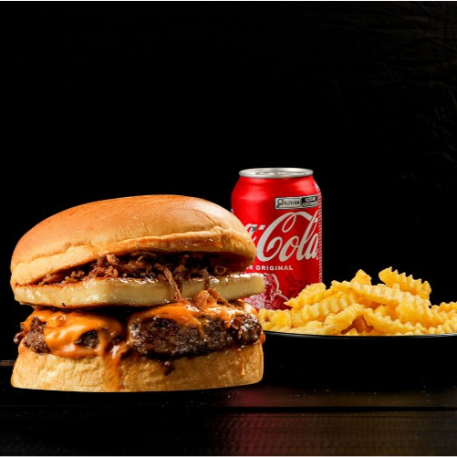 Macio Pão brioche, Hamburguer feito de cortes especiais 160g, Fatias de Queijo Cheddar, Generosa fatia 100g de Queijo Coalho glaceado no Mel e finalizado com Cebola crispy, trazendo um misto de sabores. + 125g Batata Crincle ( peso in Natura ) e Refri a seu gosto !