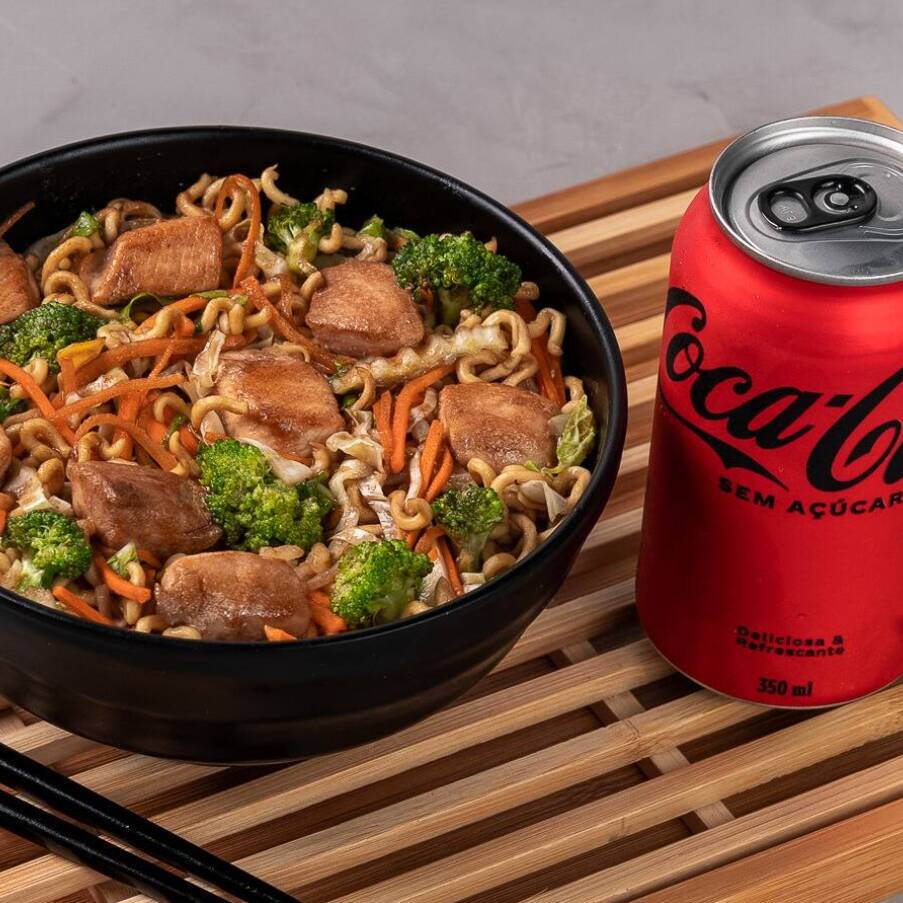 Macarrão de Yakisoba, Frango, Mix de Legumes e nosso molho de Yakisoba da casa + Coca-Cola