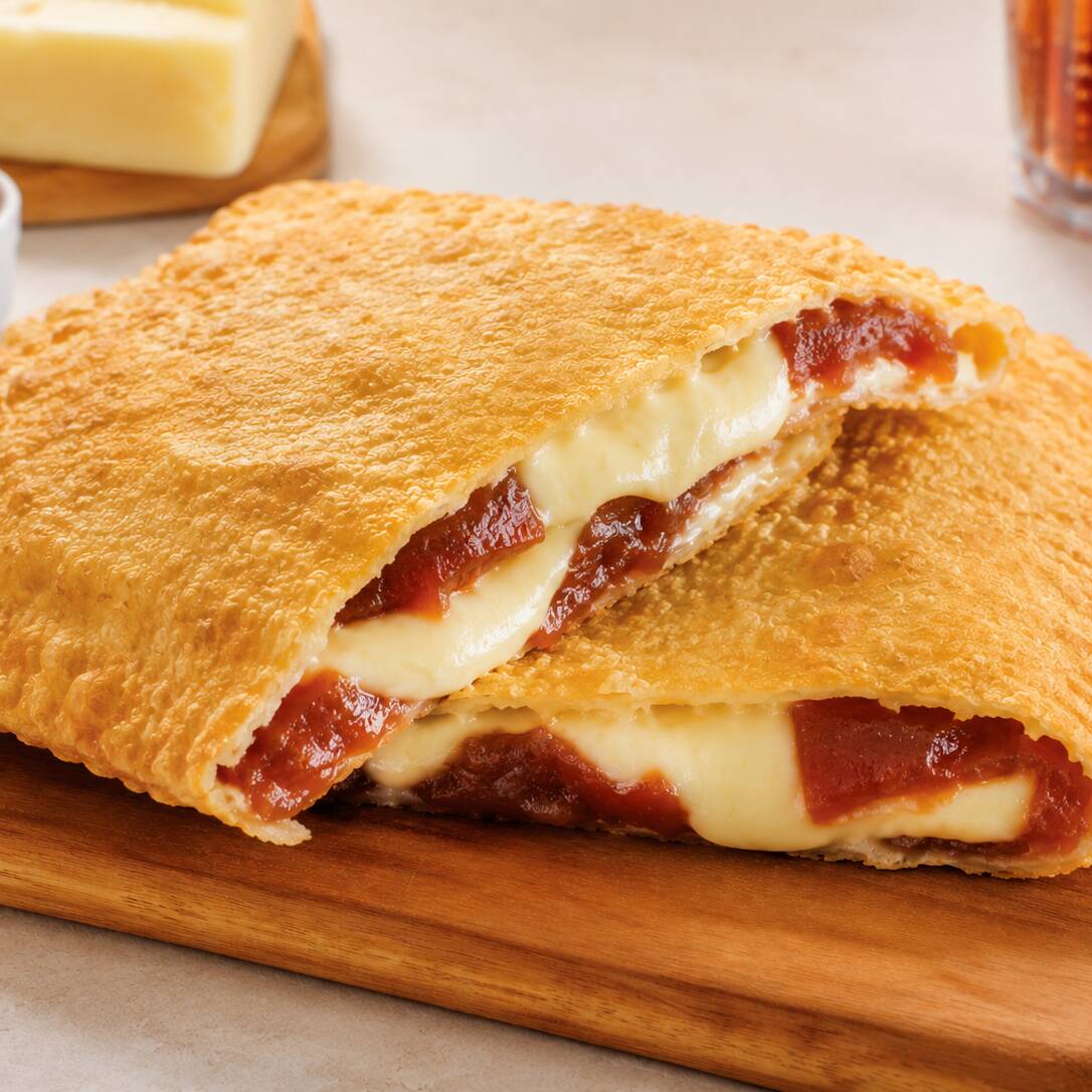 Pastel doce de 21 cm com goiabada e queijo, feito na hora com massa crocante e recheio cremoso. Um clássico brasileiro em versão pastel, perfeito para quem gosta da mistura de doce com salgado.