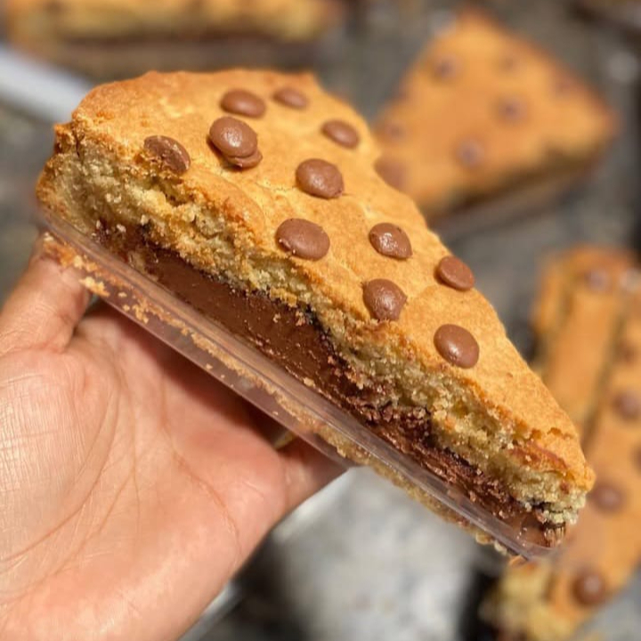 Massa de biscoito cookie com gotas de chocolate, recheada com bastante Nutella. Sugestão de consumo: pré aqueça nsco micro-ondas por 30 segundos e se surpreenda!!