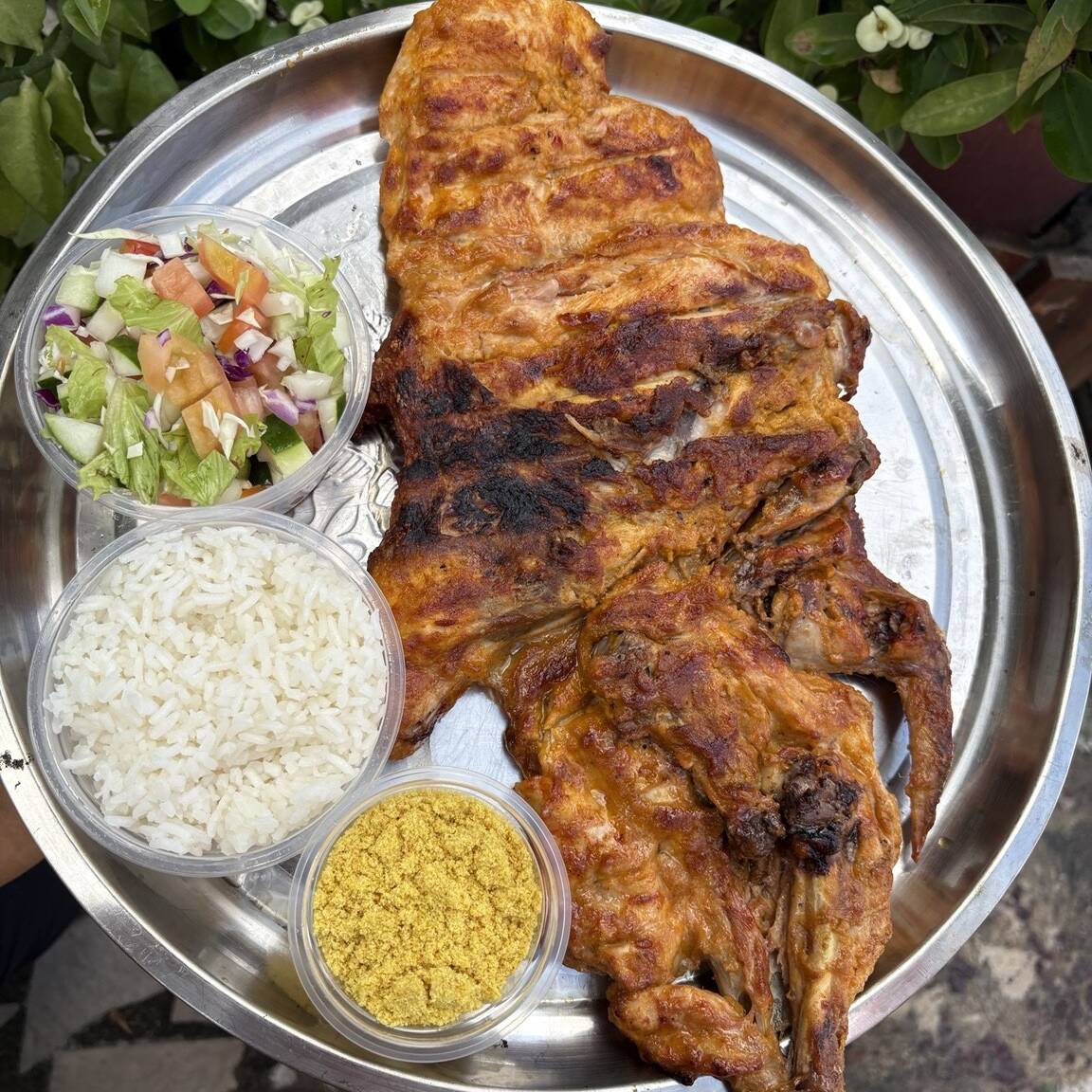 Banda de frango assada de brasa + Arroz branco + Vinagrete + Farofa.
