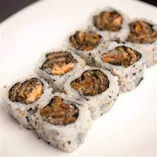 Enrolado com arroz por fora e recheado com pele de salmão crocante, cream cheese e cebolinha, finalizado com molho tarê que realça a crocância e o sabor único dessa delícia.