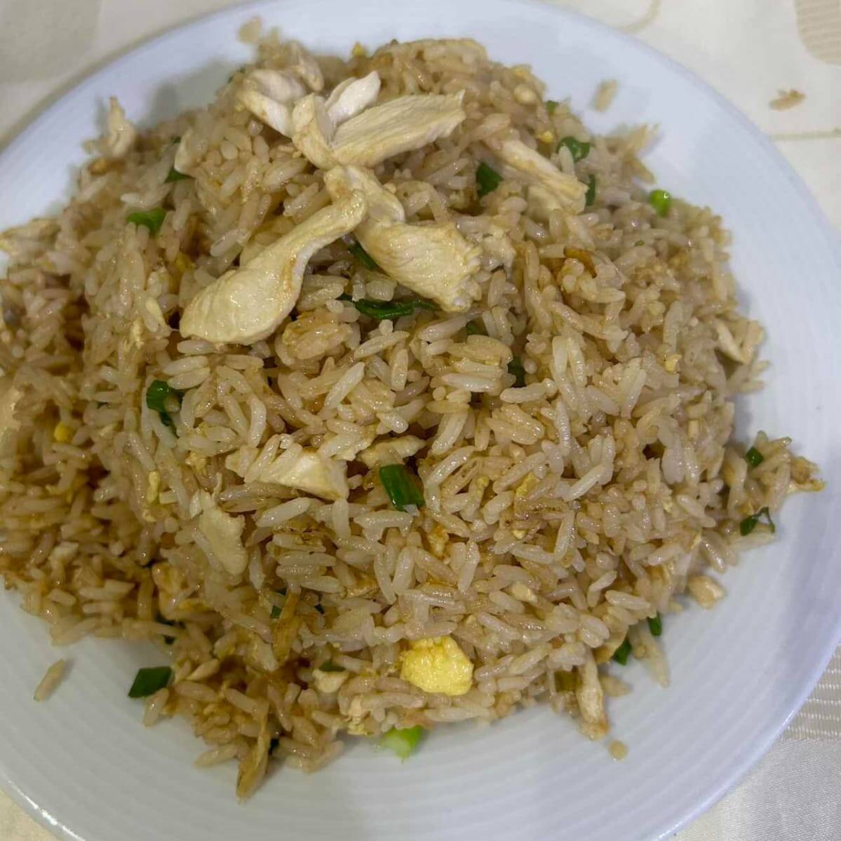 PORCION CHAUFA POLLO C/ UN 1/4 DE WANTAN FRITO