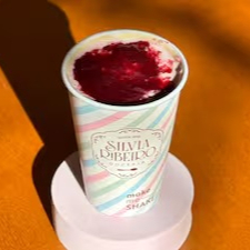 Sorvete de Ninho com brigadeiro de Ninho e Frutas Vermelhas.