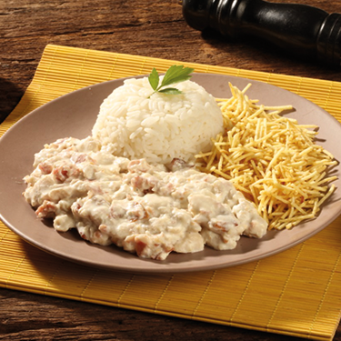 Peito de frango em cubos envolto em um irresistível molho de queijo cremoso e bacon. Acompanha arroz branco, batata palha ou purê de batatas. (Fricassê com 250g)