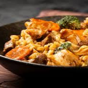 Macarrão, frango, legumes e molho. ( 800g )