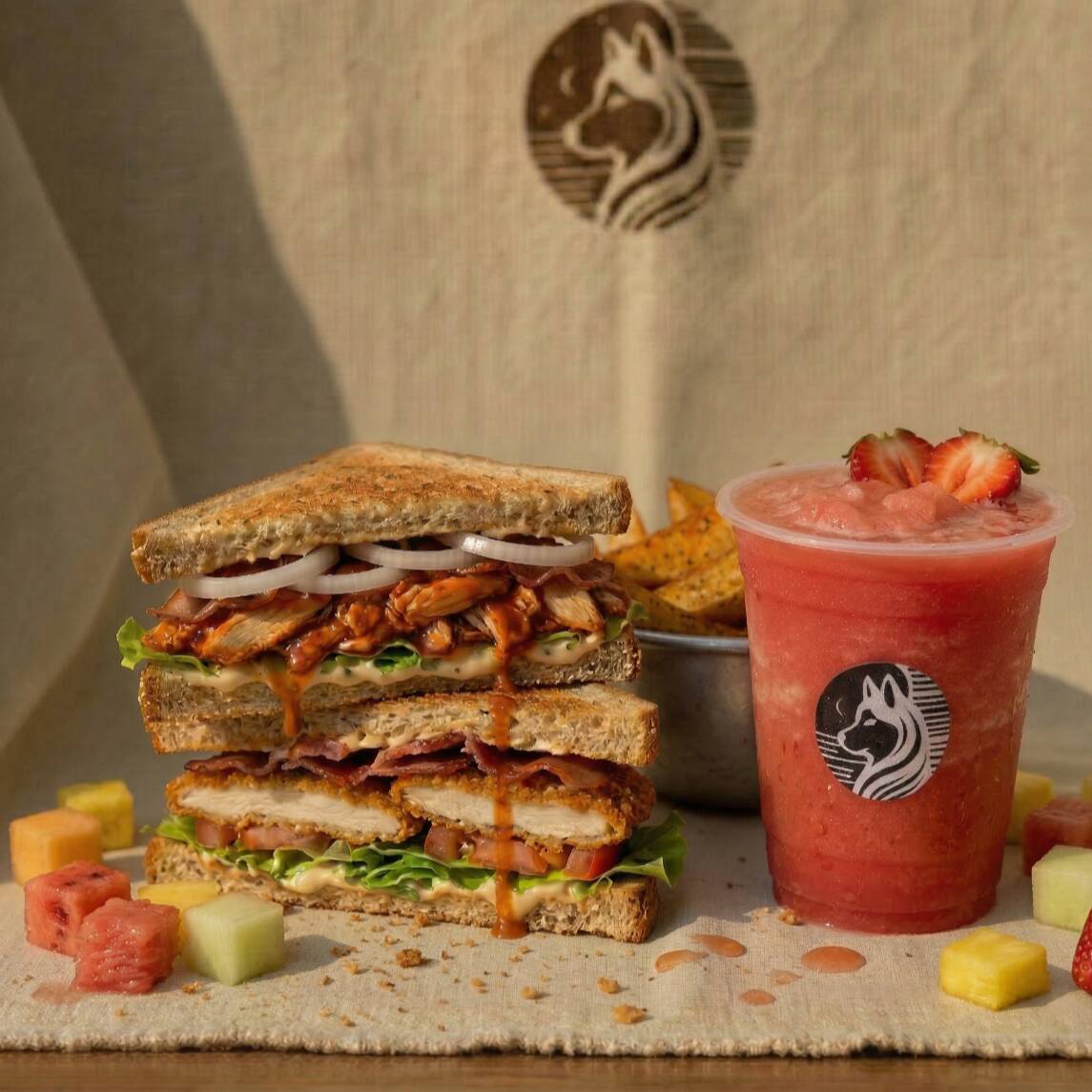 Luna Creciente ( Club Sandwich + Agua de Frutas)