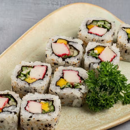 Delicie-se com o nosso uramaki Califórnia, uma porção generosa com 8 unidades. Este sushi é primorosamente enrolado com o mais fresco e pegajoso arroz, salpicado com gergelim torrado para um aroma e textura inigualável. Dentro, você encontrará um recheio vibrante e refrescante de manga suculenta, pepino chocante e kani saboroso. Uma mistura perfeita de sabores e texturas que irá surpreender e encantar o seu paladar. Experimente a autêntica cozinha japonesa em sua melhor forma.
