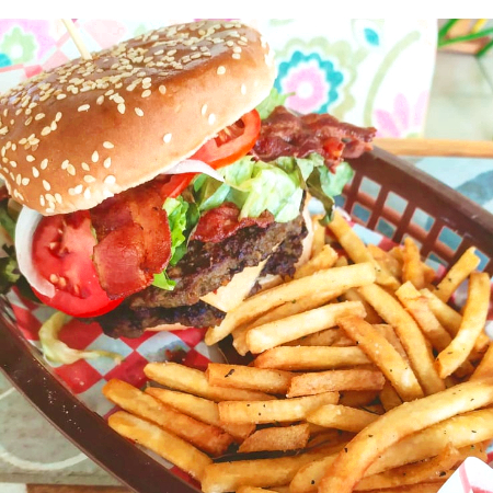 HAMBURGUESA CUBANA CON PAPAS A LA FRANCESA
