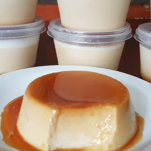 Pudim de coco macio com textura aveludada finalizado com uma rica calda de caramelo, uma combinação irresistível.