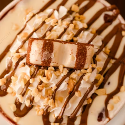 A combinação perfeita de chocolate branco, Nutella, Kinder bueno, amendoim e chantilly. Enviado em embalagem térmica de isopor. *imagem meramente ilustrativa