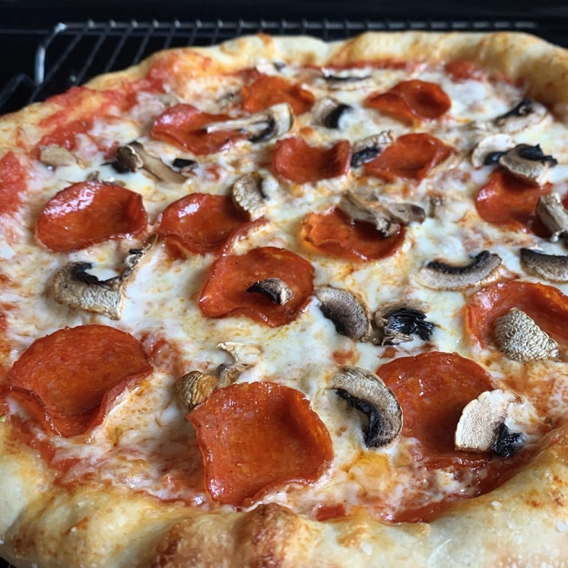 Pizza Pepperoni con Champiñones