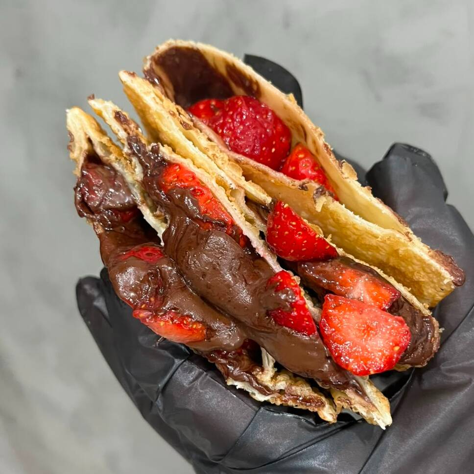 Um pastel de aproximadamente 20 cm, feito com massa crocante e dourada, recheio generoso e ingredientes selecionados para entregar uma experiência saborosa do começo ao fim.
Ingredientes: chocolate preto e morango