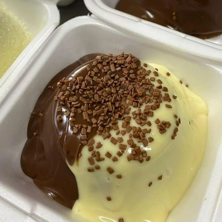 Massa de chocolate, bem fofinha com 2 coberturas diferentes, chocolate e ninho. (serve até 2 pessoas)