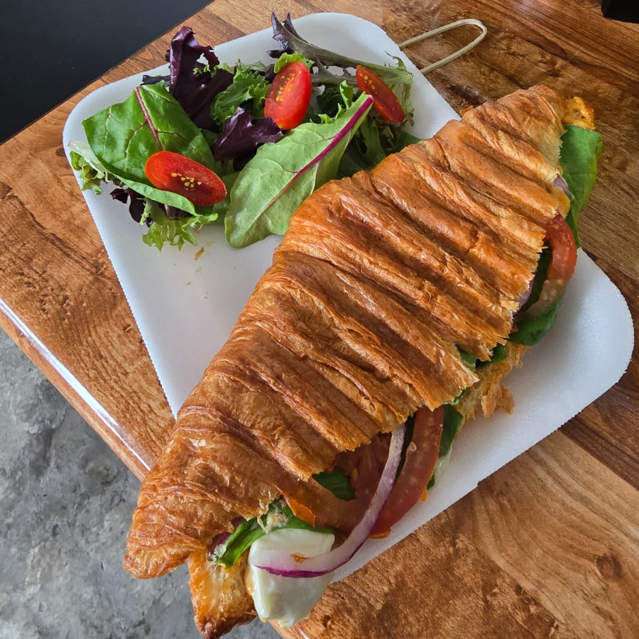 Croissaint Jamon con Queso (con ensalada)