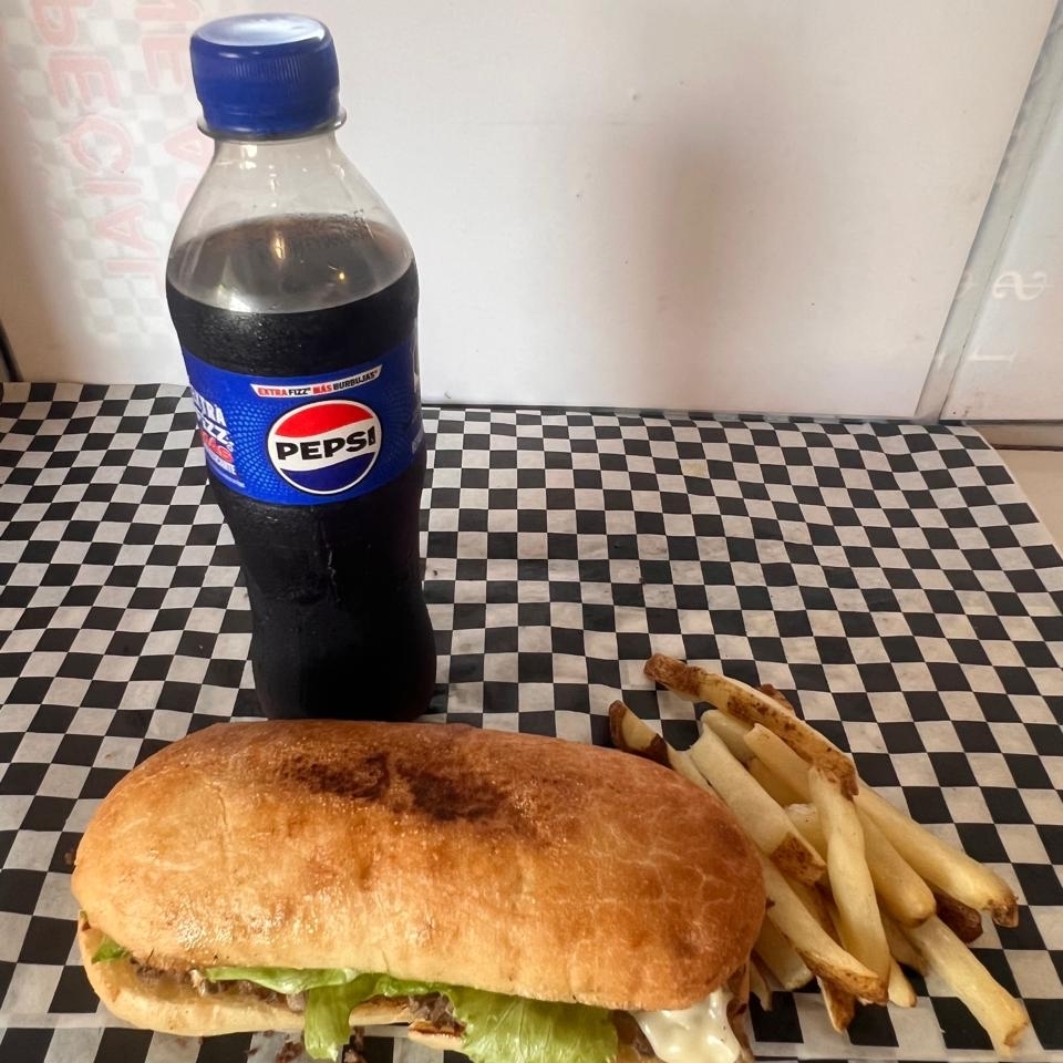 Torta de Carne Asada con Papas y Refresco