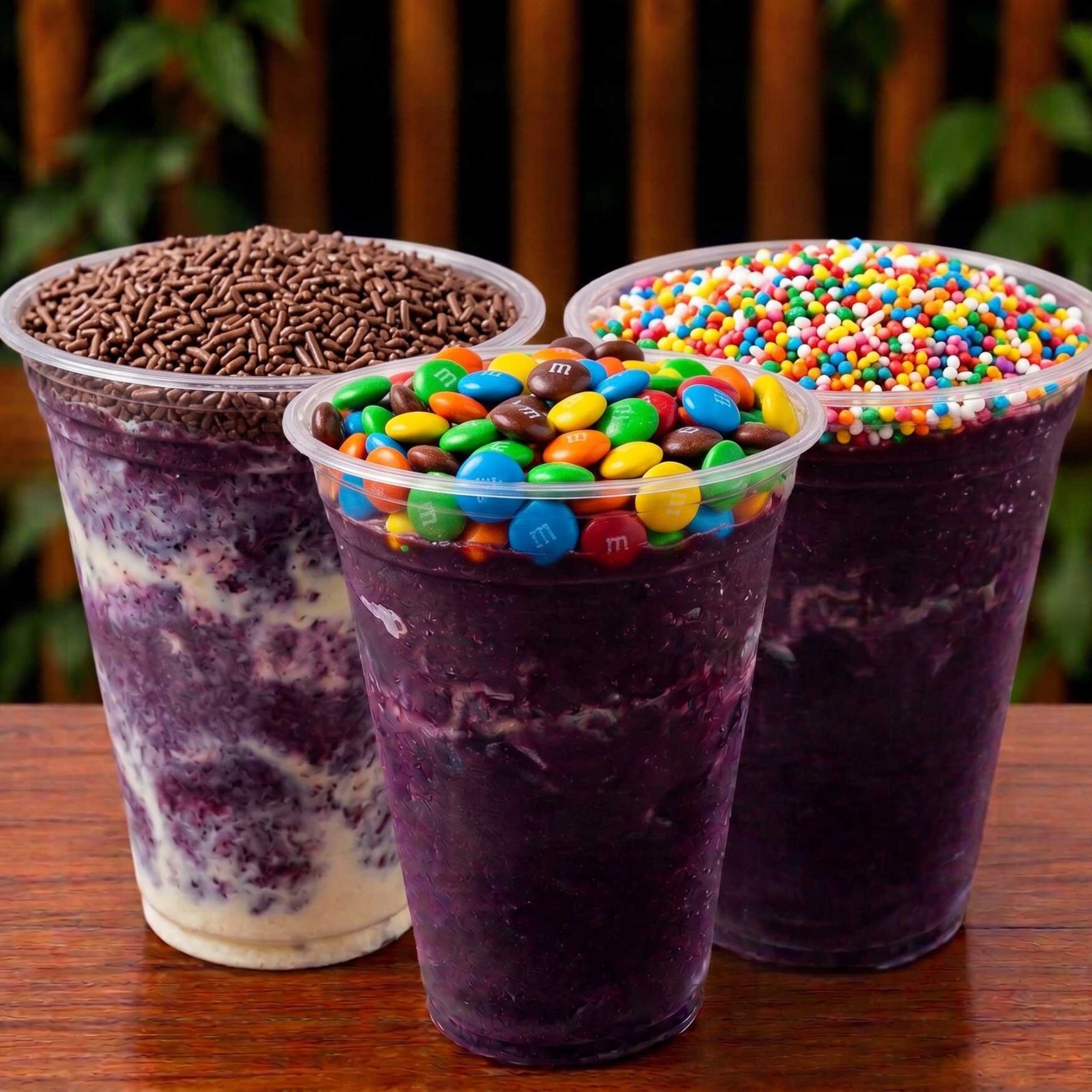 Montagem deste combo:
1x500ml Açaí Cremoso com Chocolate M&Ms
1x500ml Açaí Cremoso com Granulado de Chocolate.
1x500ml Açaí Cremoso com Granulado Colorido.
Quer deixar ainda mais do seu jeito? Vá para a aba "Adicionais" e complete essa delícia!
Importante: Todo adicional escolhido será dividido e colocado nos 3 copos. Se preferir o adicional em apenas um copo específico , por favor informe no campo de Observações do pedido.
