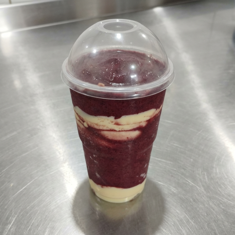 Açaí batido com morango, completado com camada de creme Kinder Bueno. Copo de 300ml.