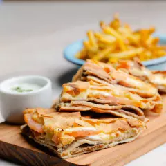 Um combo completo e saboroso para matar a fome! Beirute de kafta preparado com kafta bem temperada, recheio caprichado e ingredientes frescos, acompanhado de uma porção de batata frita com zaatar. Uma combinação irresistível para qualquer hora do Dia!