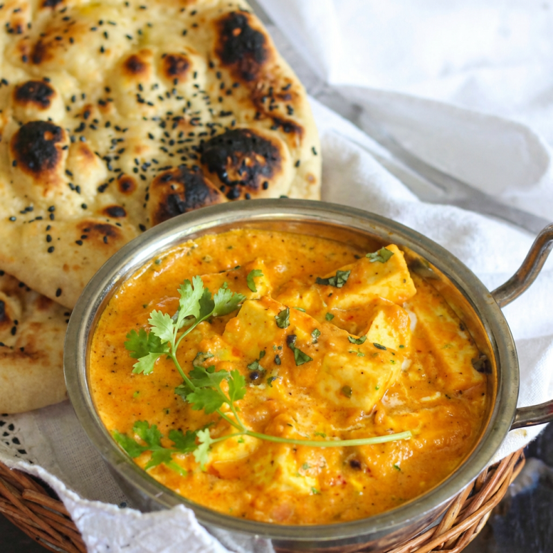 Legumes cozidos no molho de tomate, cebola com temperos indianos