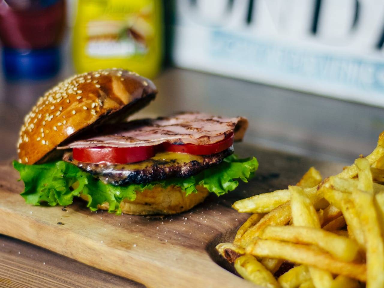 Hamburguesa Clásica con Papas a la Francesa