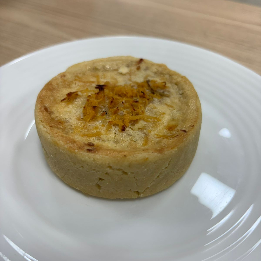 Quiche de Frango clássica e saborosa, nossa quiche de frango é preparada com massa leve e crocante, recheada com frango desfiado e um creme suave de ovos e queijo. Uma combinação irresistível de textura e sabor, perfeita para qualquer hora do Dia. Serve até 1 pessoa