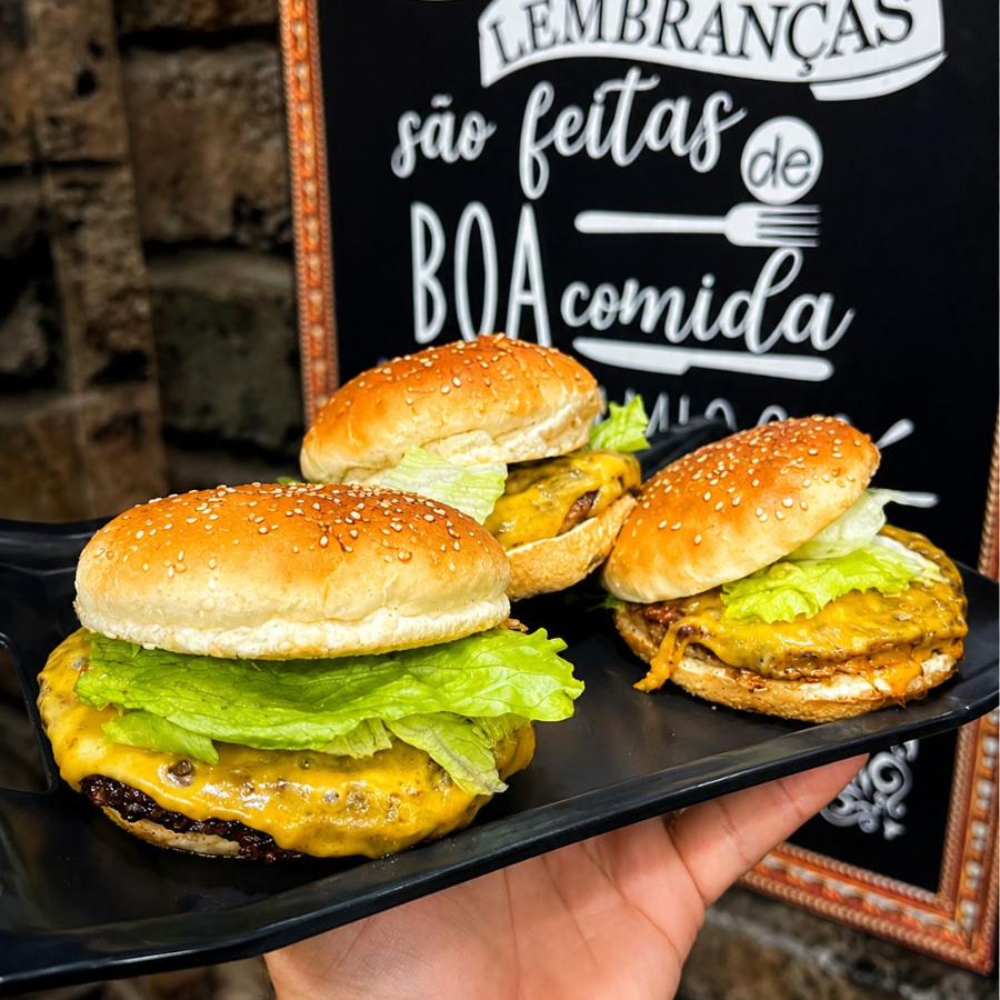 3 Burgers no pão selado, carne de 120gr suculenta, queijo derretido, alface americana e molho especial da casa. Simples, bruto e viciante.