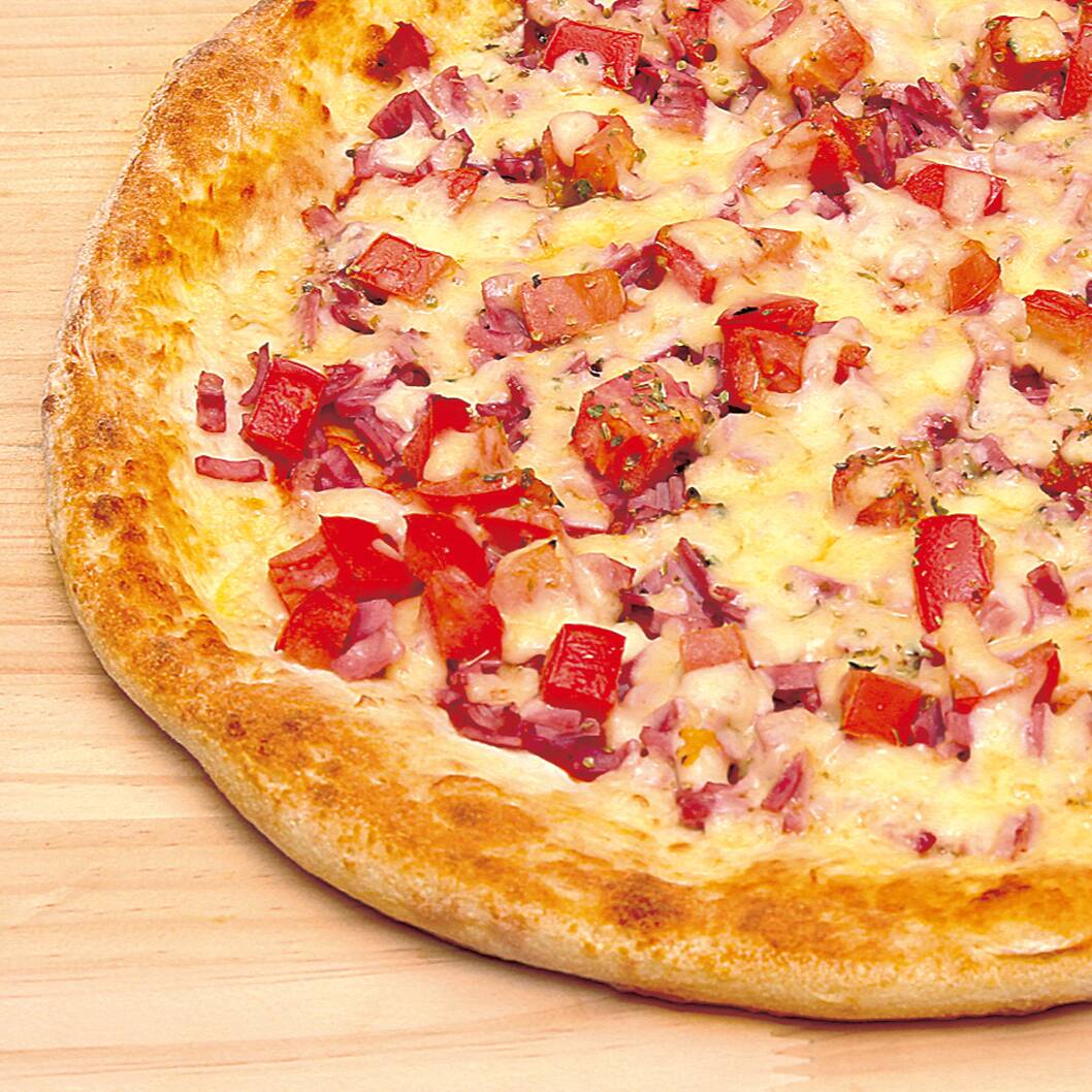 Molho de tomate, presunto e queijo e tomate picado.