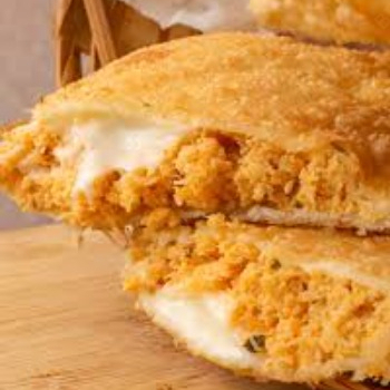 Pastel de frango temperado com catupiry original