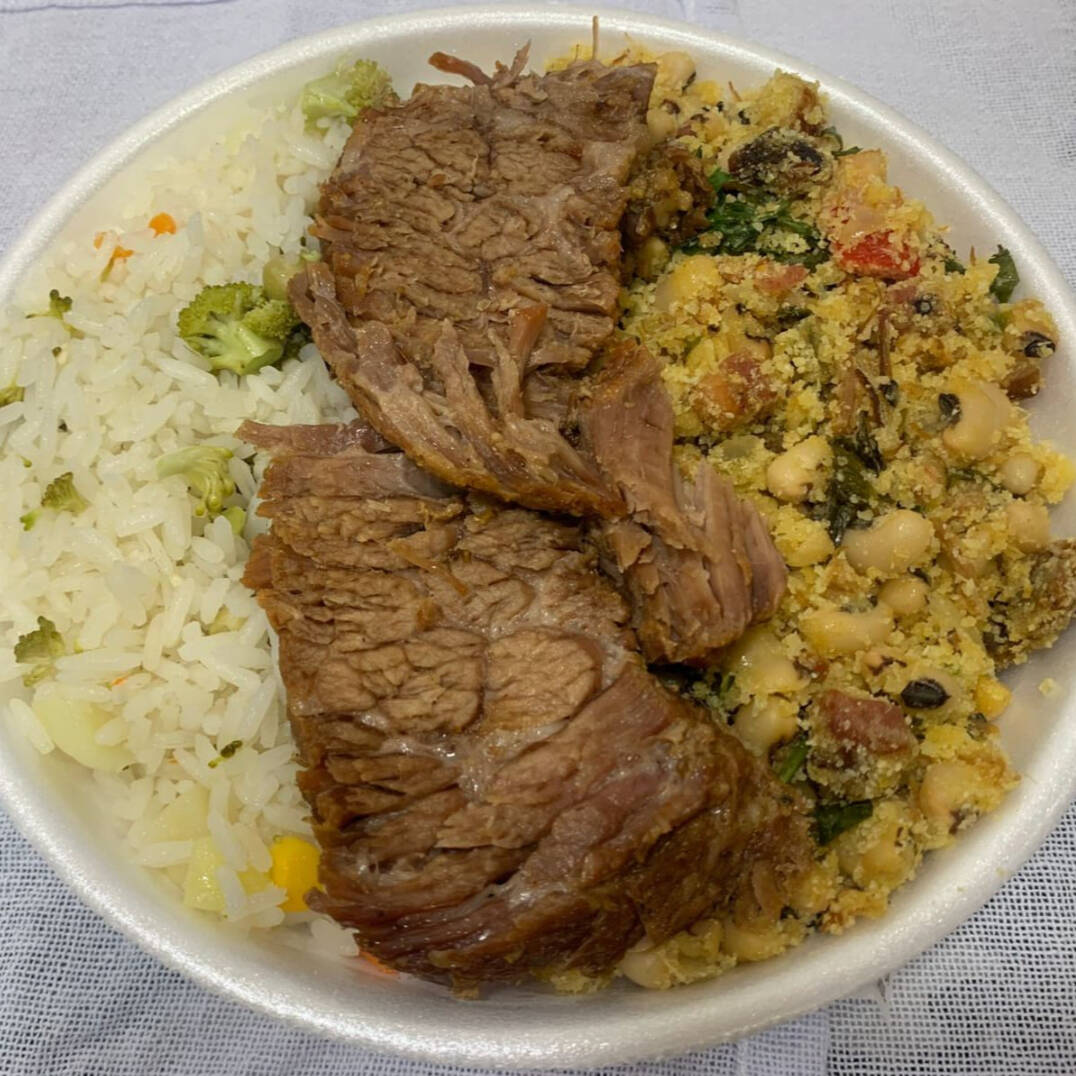 Acompanha, Feijão tropeiro, Cupim assado,e arroz grega (tamanho P 300g)