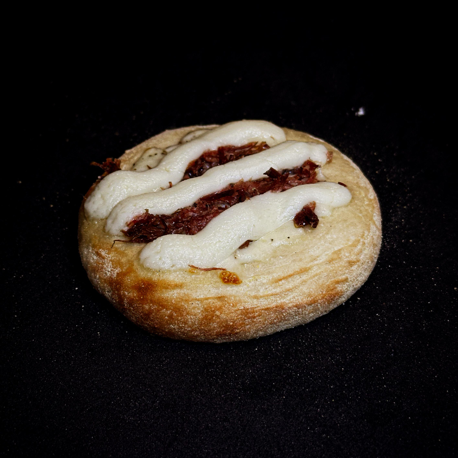 Deliciosa esfiha da categoria premium, recheada generosamente com carne seca desfiada e macia, de sabor intenso e inconfundível. A cremosidade do autêntico Catupiry acrescenta uma suavidade irresistível, proporcionando um contraste perfeito com a robustez da carne seca. Cada mordida é uma experiência de sabor que evidencia a qualidade superior dos nossos ingredientes. Ideal para quem busca uma experiência gastronômica única e satisfatória. Experimente a nossa esfiha de carne seca com Catupiry, uma verdadeira delícia à sua mesa!