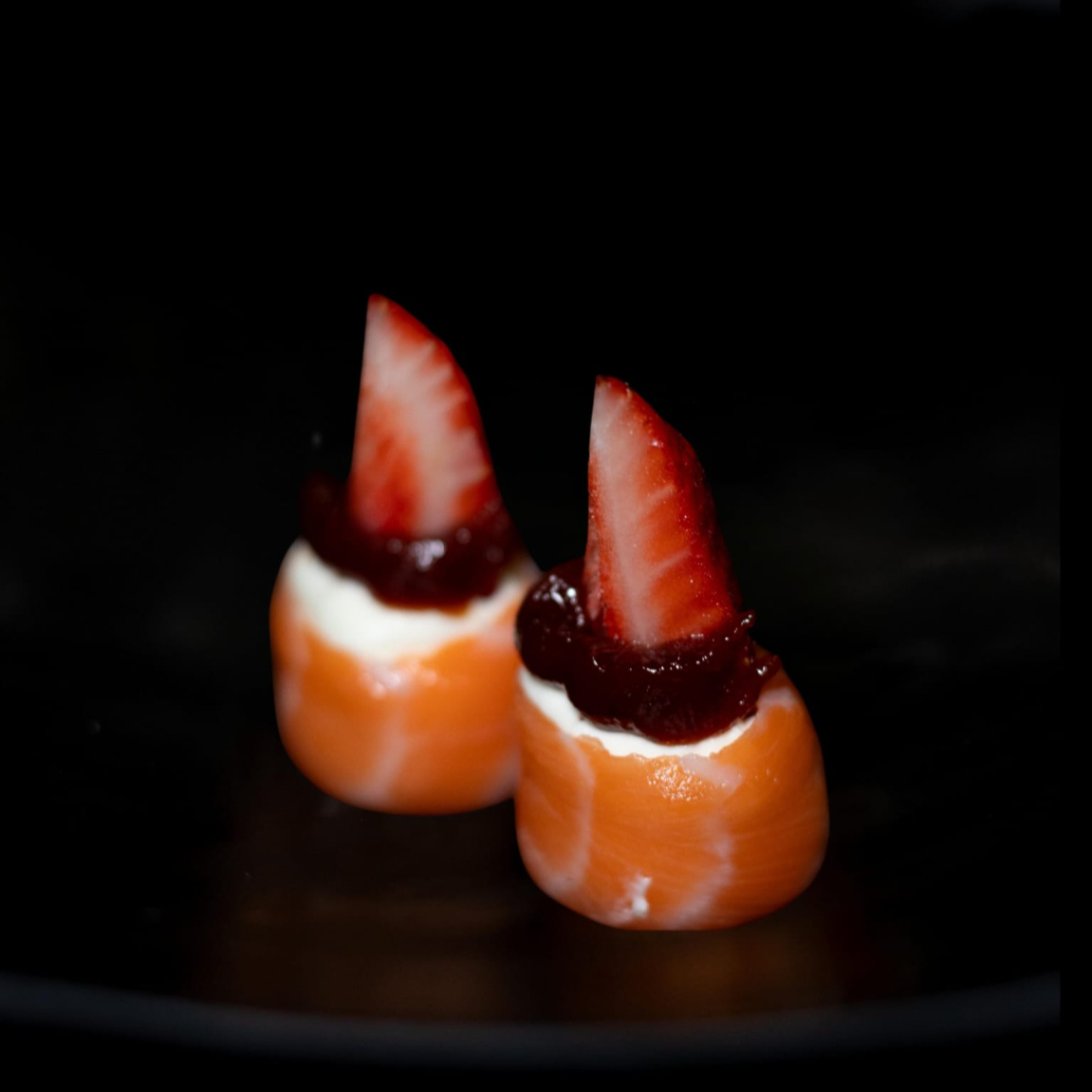 Salmão recheado com cream cheese e morango com creme de avelã por cima. Atenção, não acompanha molho