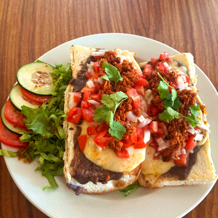 MOLLETES CON CHORIZO